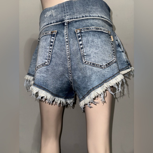 Retrofête Distressed Denim Azure Short 28 - Picture 7 of 12